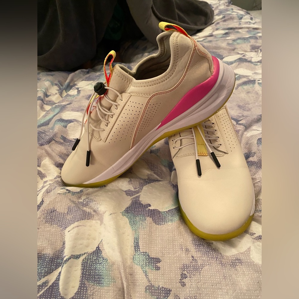 Clove tennis shoes size 11.5 Lemonade
